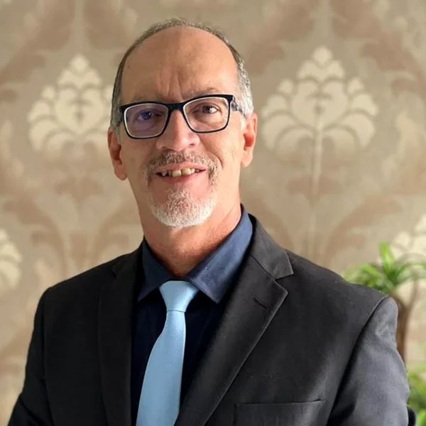 Carlos Magno — Hipnoterapeuta Clínico em Goiânia